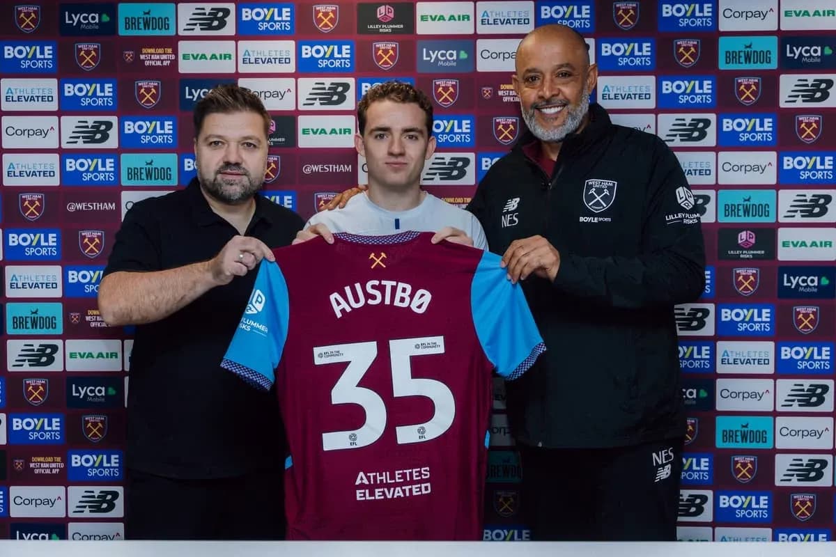 Jugador presenta camiseta con nombre Austbø en conferencia