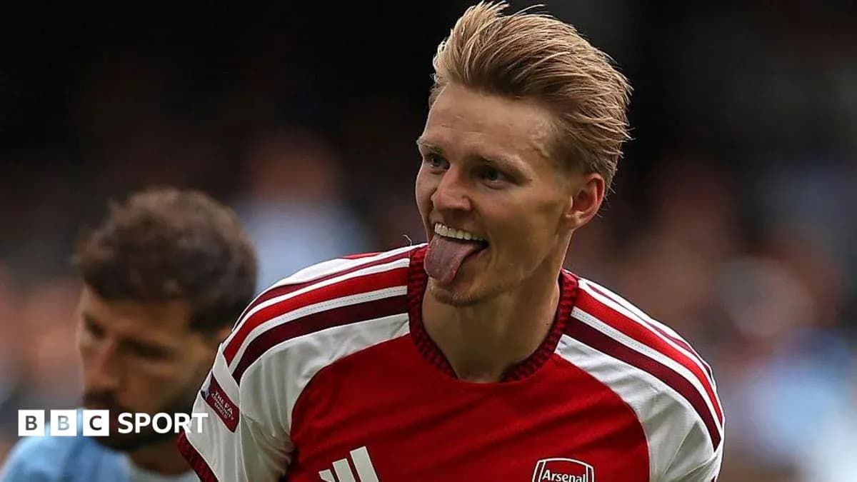 Jugador de Arsenal celebrando con la lengua afuera