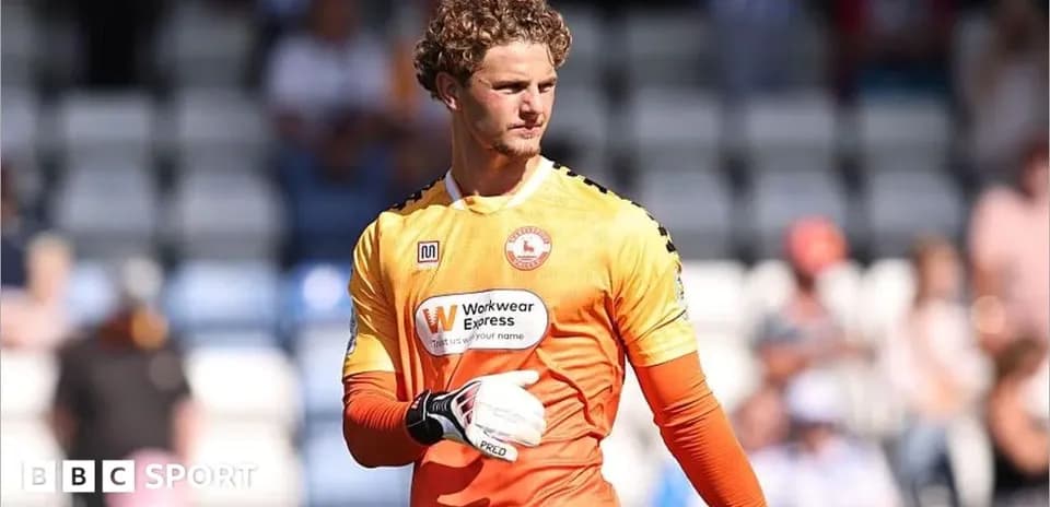 Portero con guantes en campo de fútbol