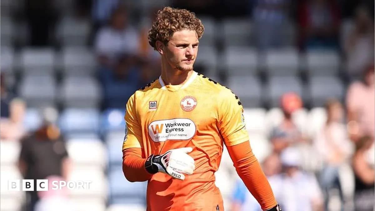 Portero con guantes en campo de fútbol
