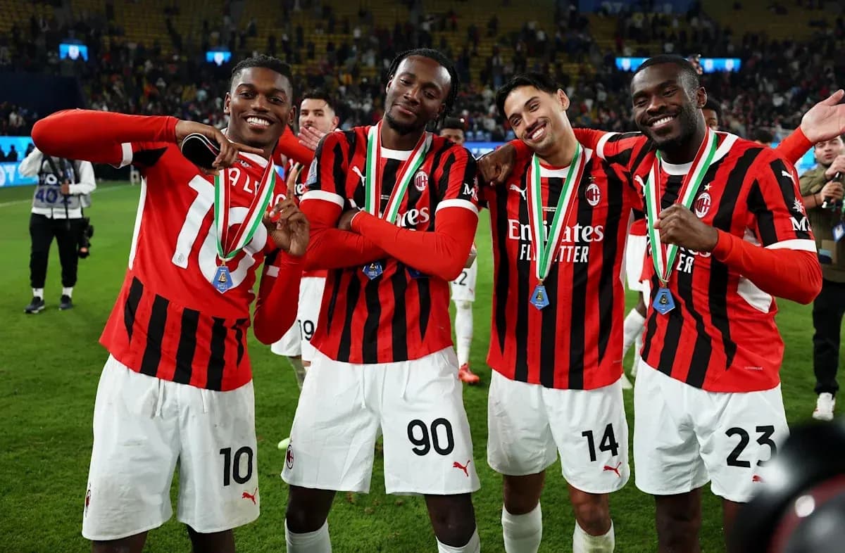 Jugadores de AC Milan celebrando con medallas