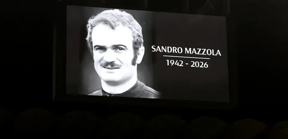 Pantalla mostrando homenaje a Sandro Mazzola