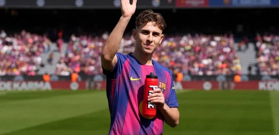 Jugador de Barcelona saludando con botella de agua