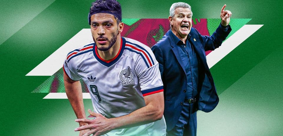 Jugador de México corriendo con entrenador en fondo verde