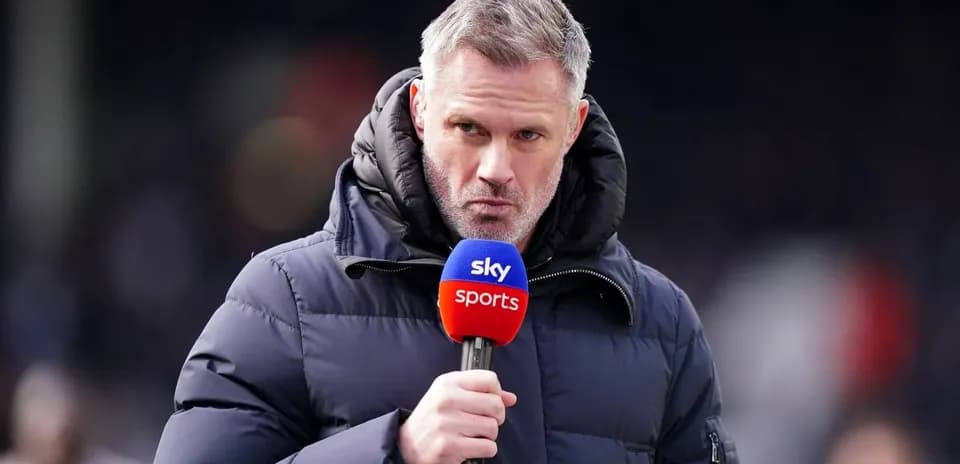 Analista deportivo hablando en el micrófono de Sky Sports