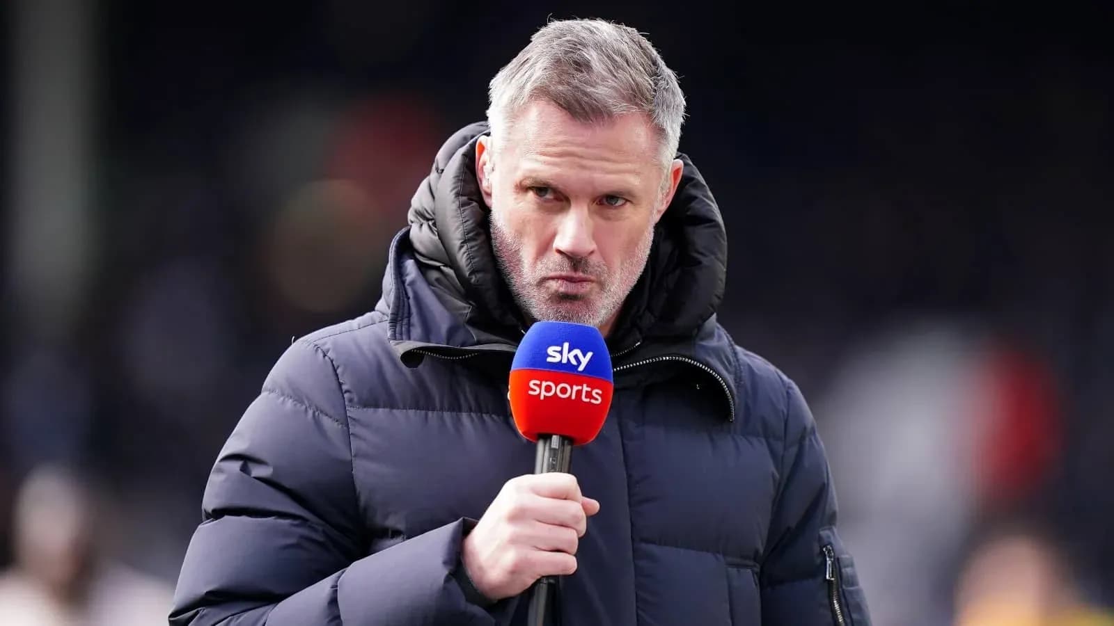Analista deportivo hablando en el micrófono de Sky Sports