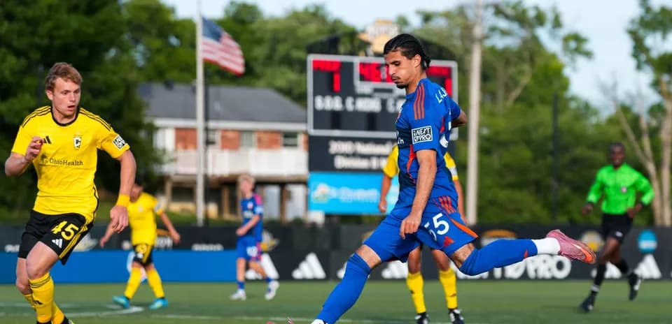 Jugador de FC Cincinnati II en acción