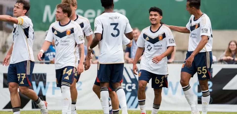 Jugadores de Real Monarchs celebrando un gol
