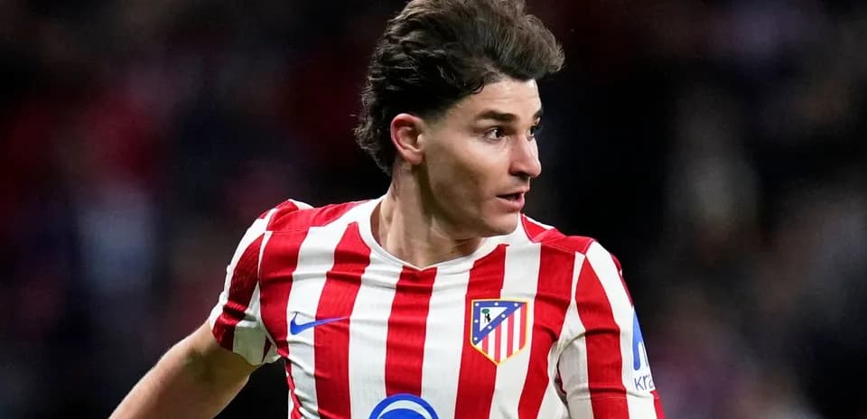 Jugador de Atlético de Madrid corriendo durante el partido