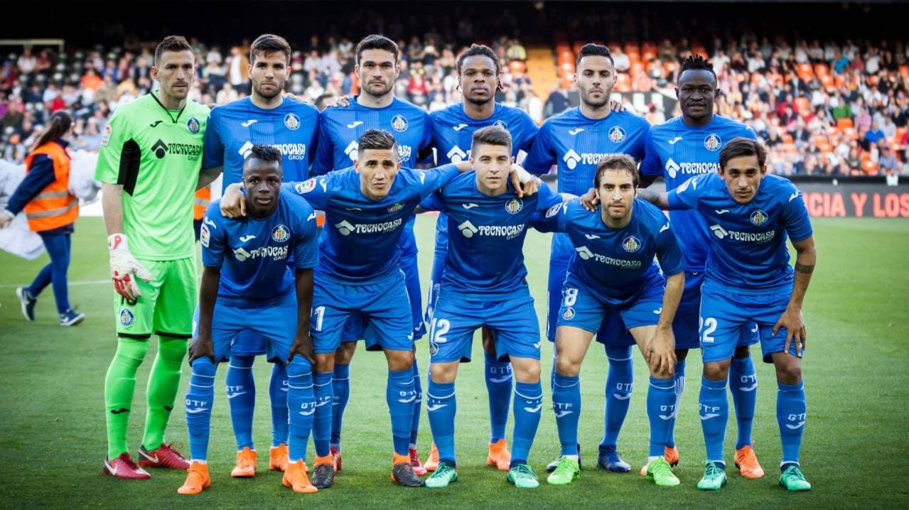Jugadores de Getafe posando en el campo