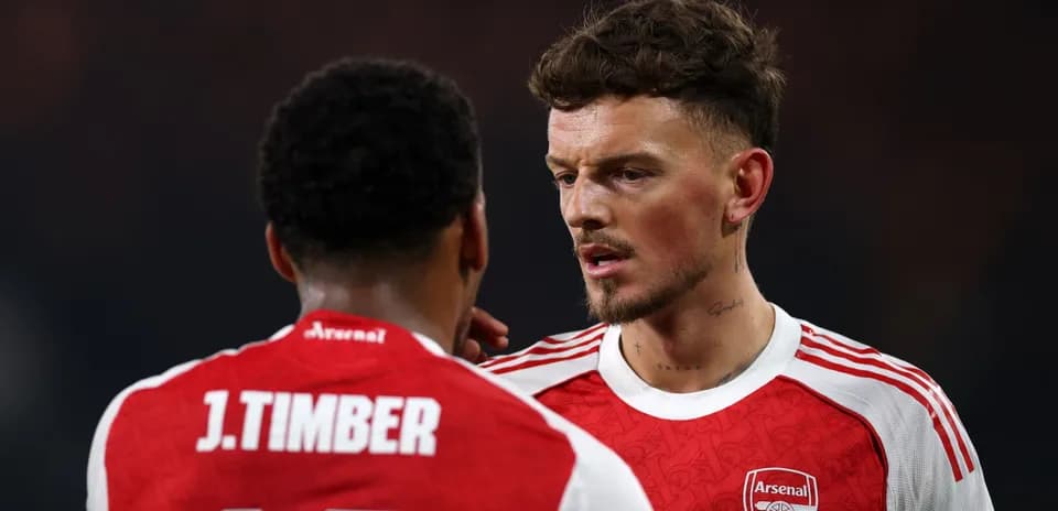 Dos jugadores de Arsenal conversando en el campo