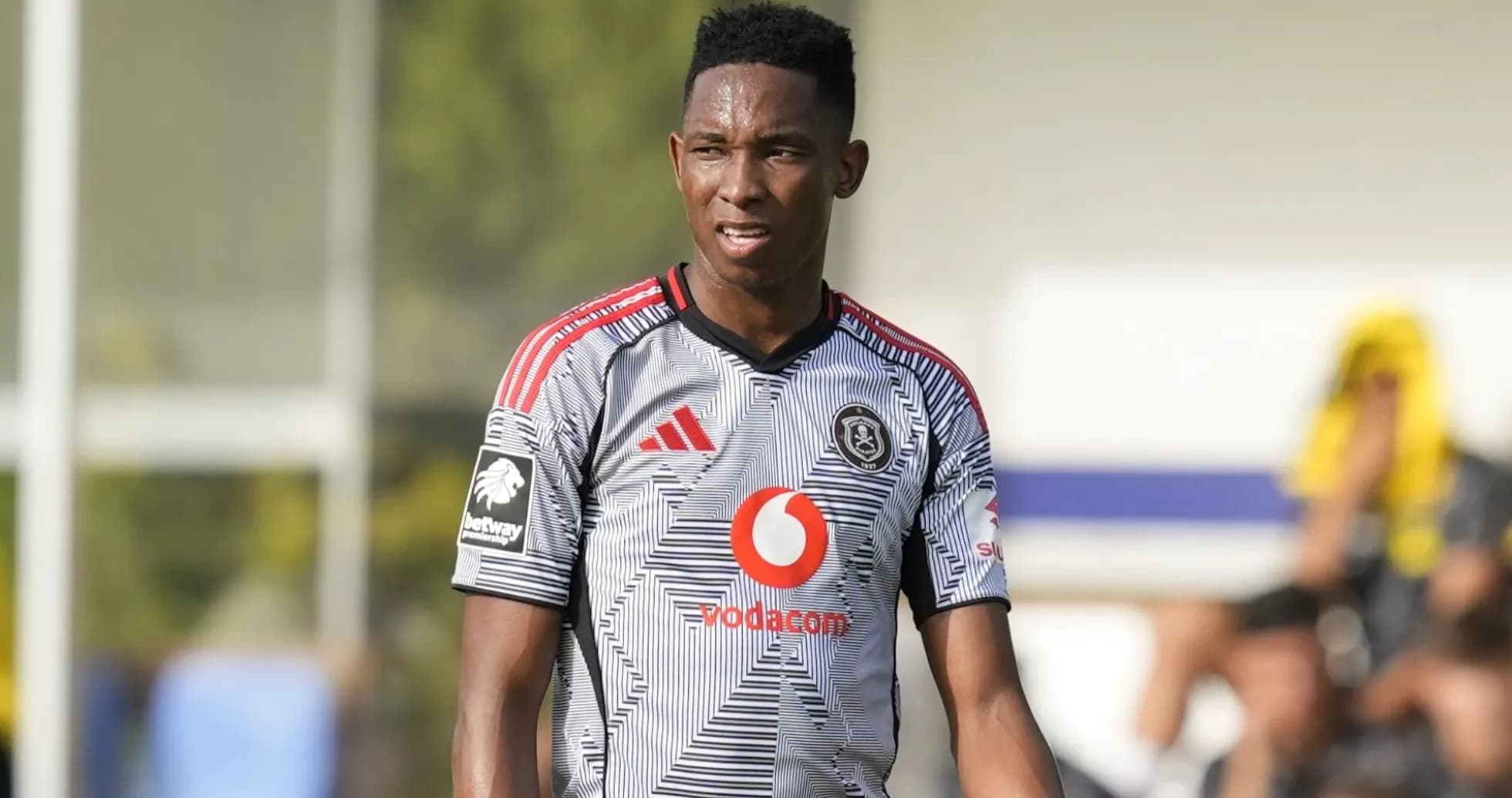 Jugador de Orlando Pirates en acción durante el partido