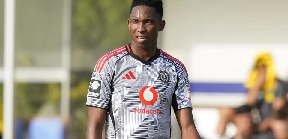 Jugador de Orlando Pirates en acción durante el partido