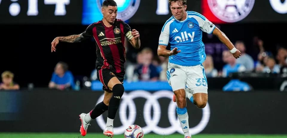 Jugadores de Atlanta United y Charlotte en acción
