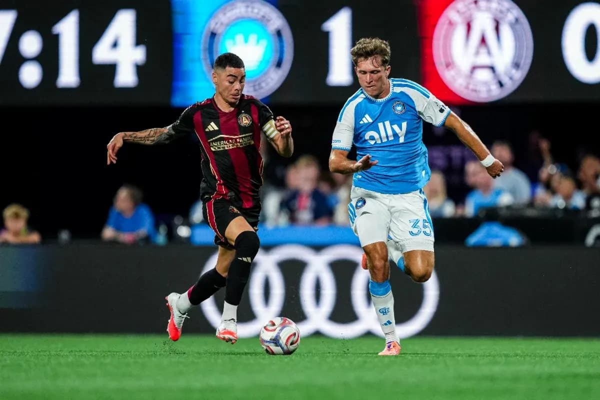 Jugadores de Atlanta United y Charlotte en acción