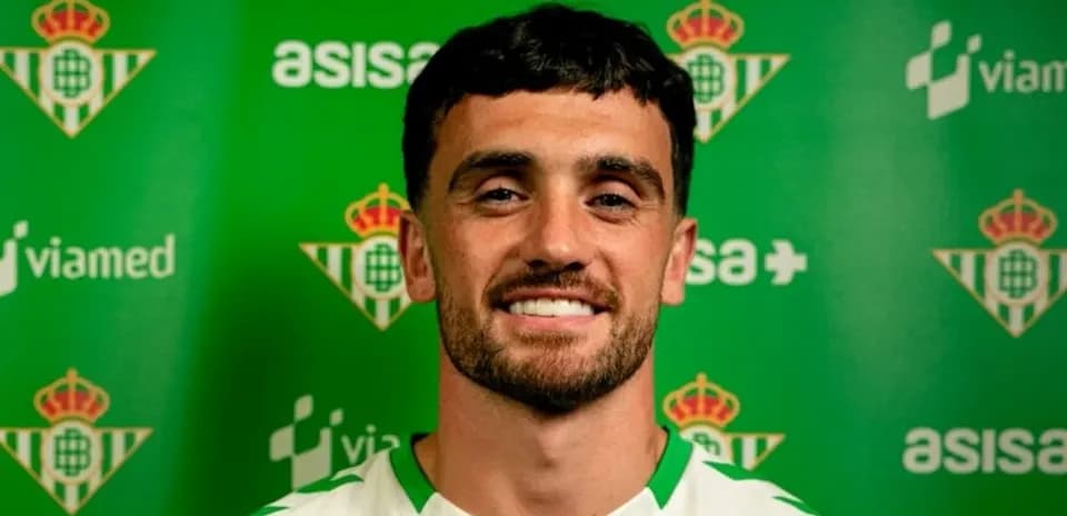 Jugador posando en presentación del Real Betis