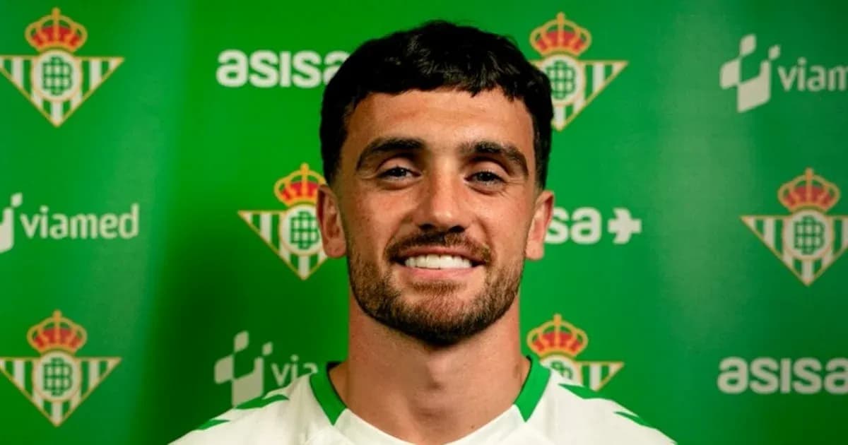Jugador posando en presentación del Real Betis