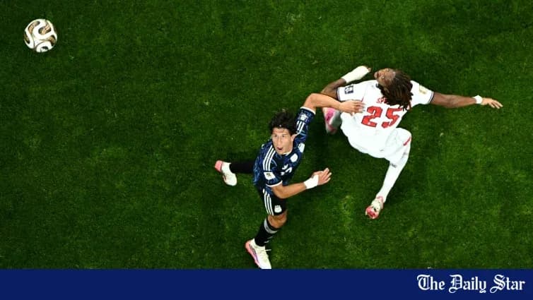 Jugador japonés intentando recuperar el balón en el suelo