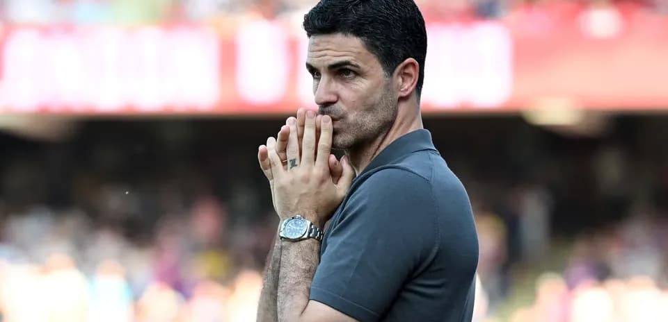 Entrenador en la línea de banda observando el partido