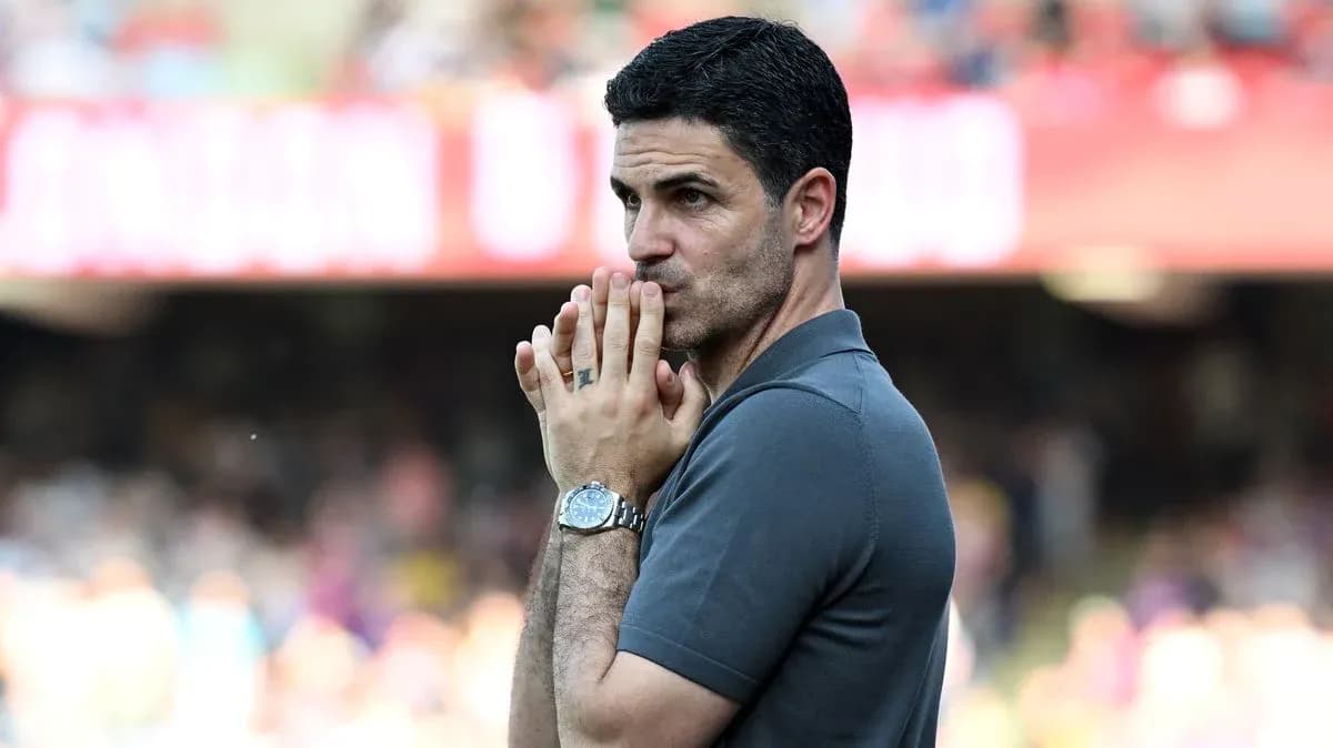 Entrenador en la línea de banda observando el partido