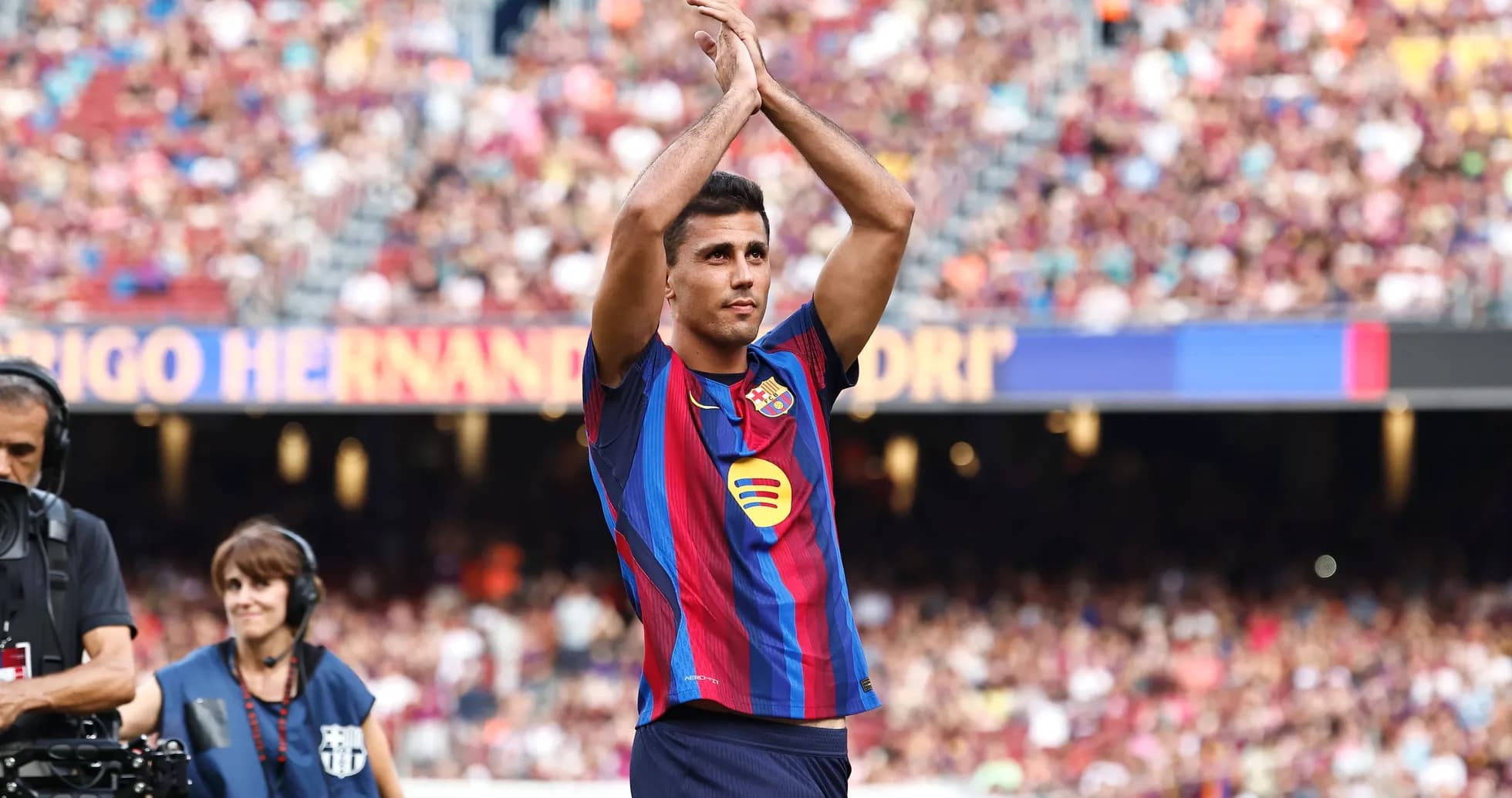 Jugador aplaudiendo en el estadio durante presentación