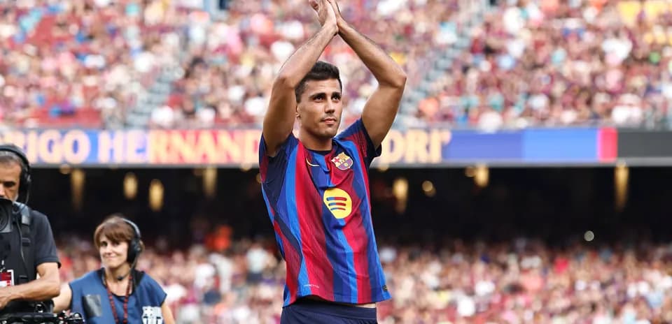 Jugador aplaudiendo en el estadio durante presentación