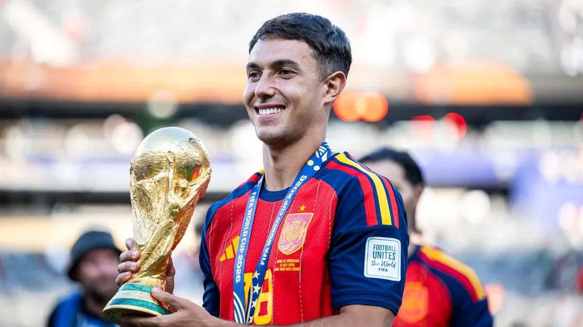 Jugador sosteniendo el trofeo de la Copa del Mundo