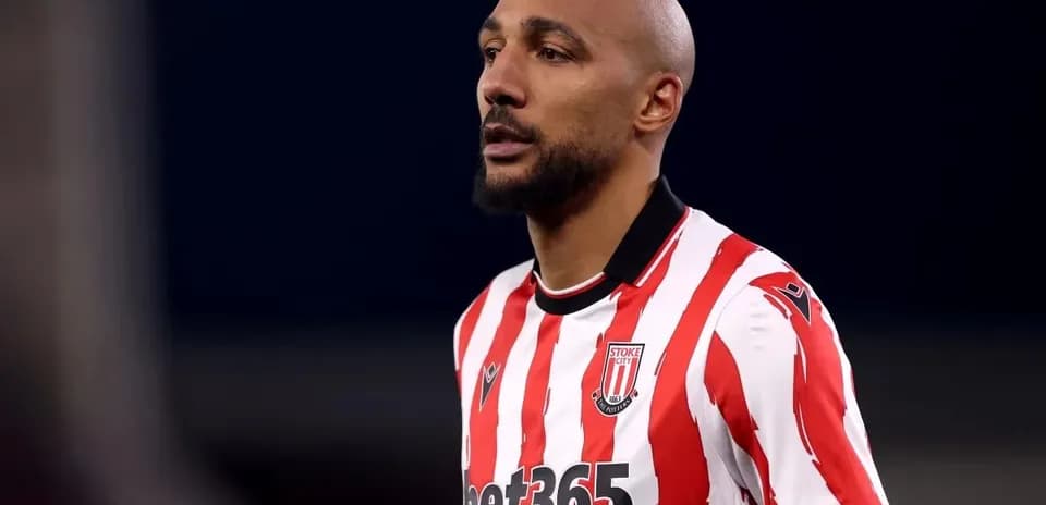 Jugador de Stoke City en camiseta a rayas rojas y blancas