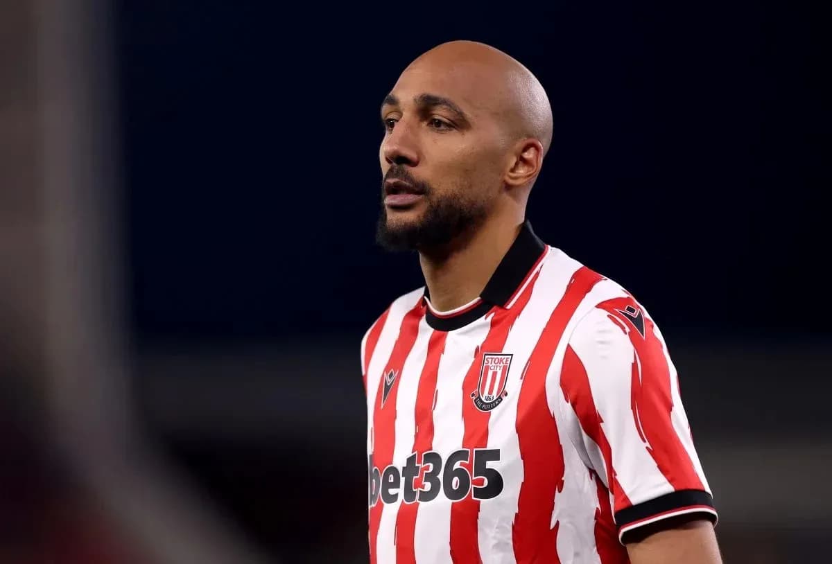 Jugador de Stoke City en camiseta a rayas rojas y blancas