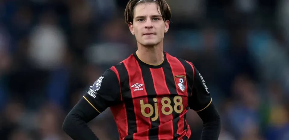 Jugador de Bournemouth en partido de la Premier League