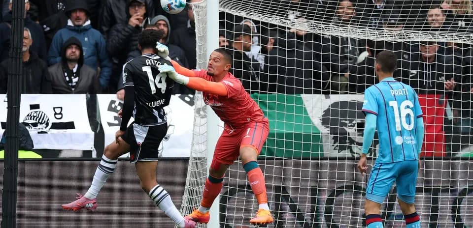 Portero deteniendo un tiro en partido de fútbol