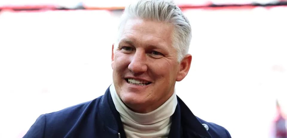 Hombre sonriendo con chaqueta en estadio