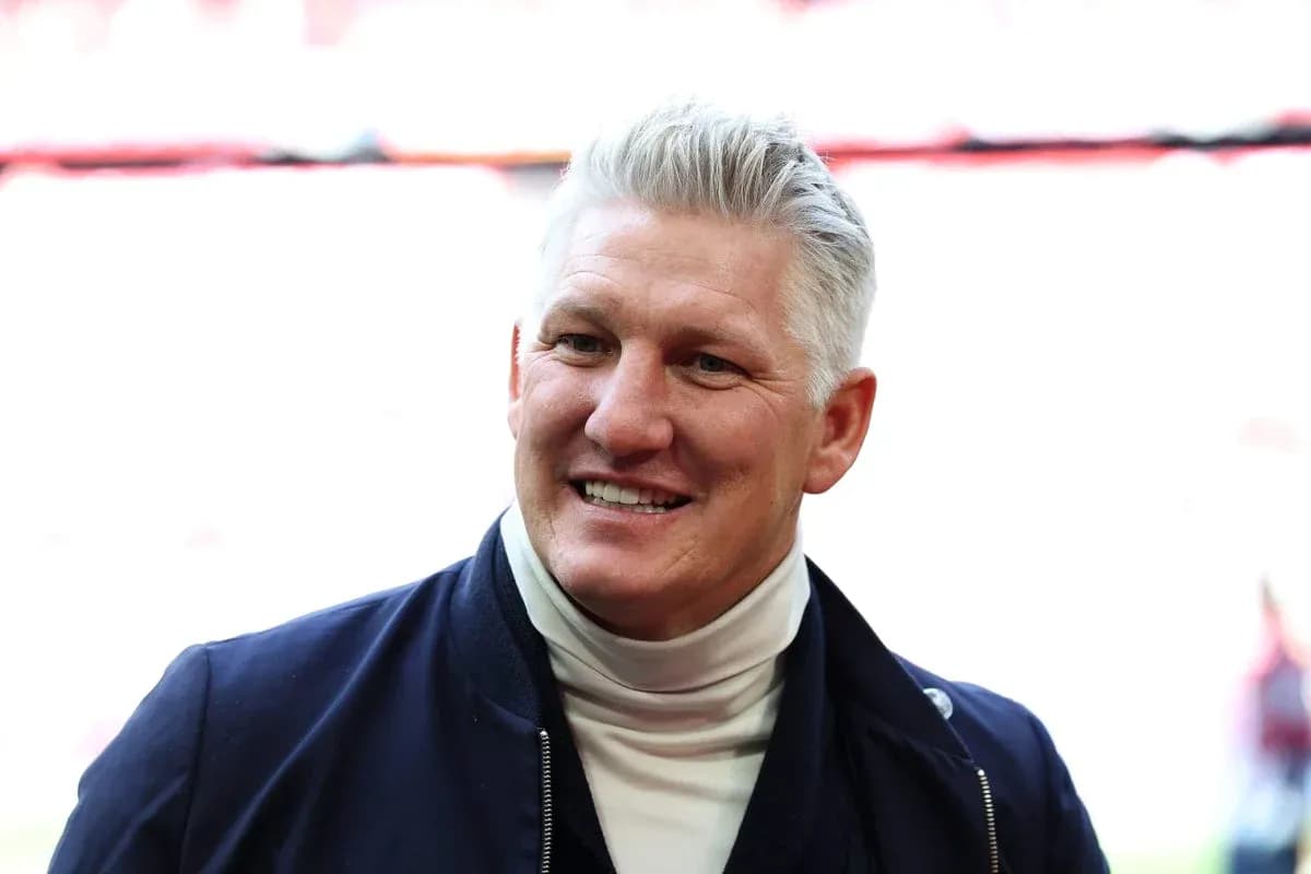 Hombre sonriendo con chaqueta en estadio