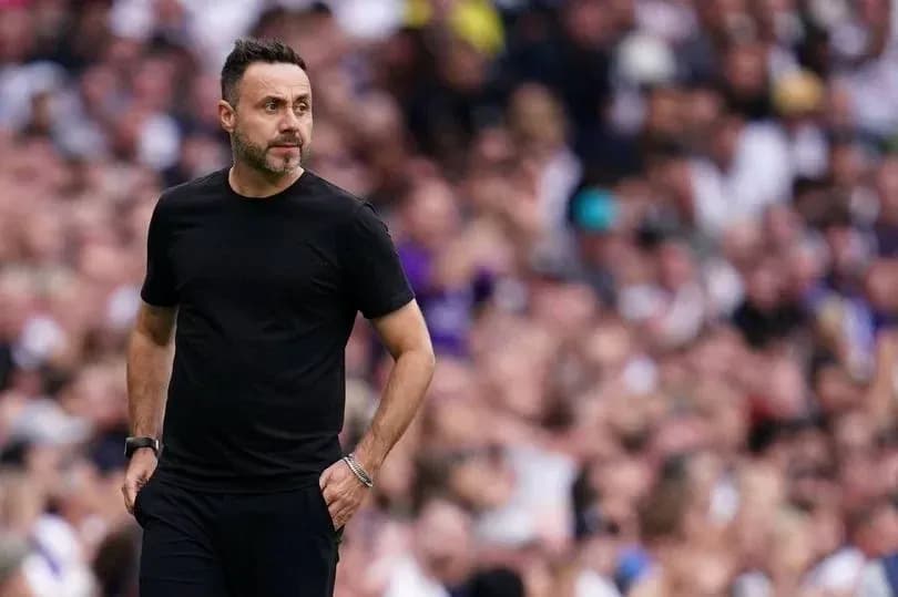 Entrenador caminando en el banquillo durante el partido