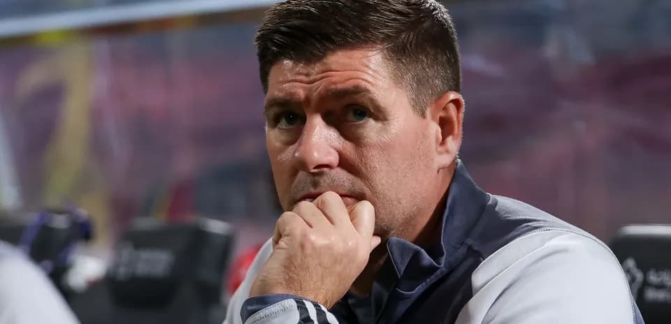 Entrenador en el banquillo durante el partido