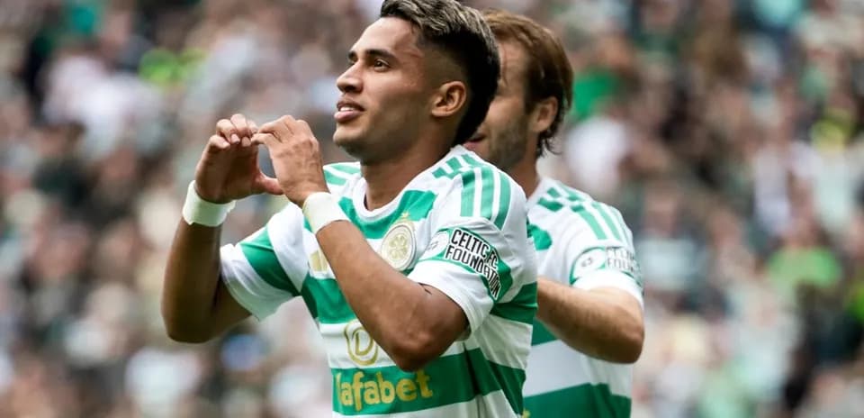 Jugador celebrando gol con un gesto de corazón