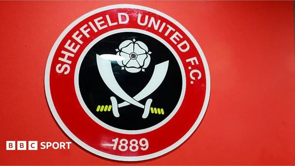 Escudo del Sheffield United F.C. en pared roja