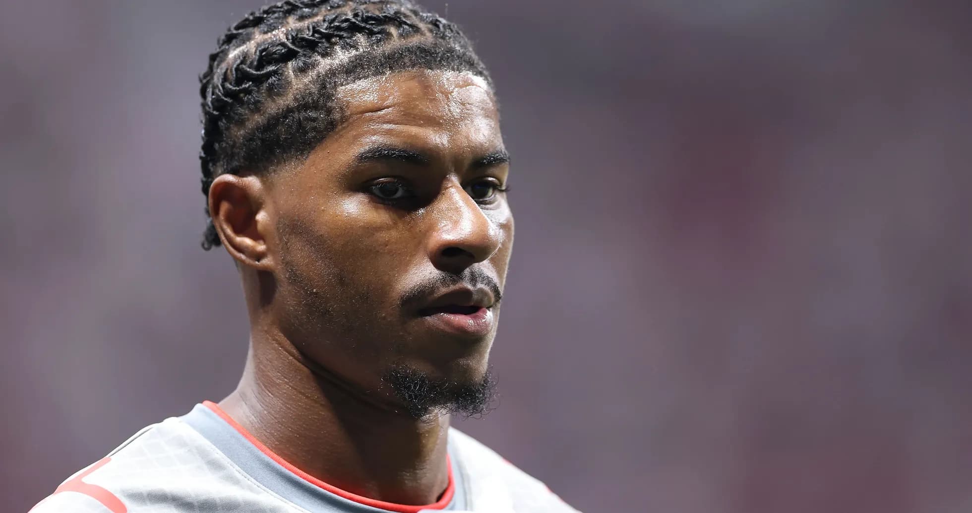 Jugador con trenzas en uniforme de fútbol