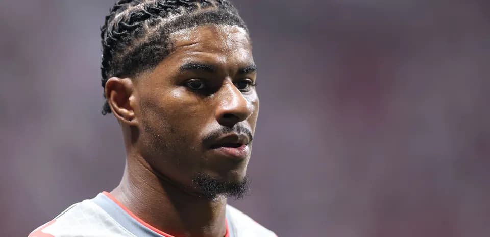 Jugador con trenzas en uniforme de fútbol