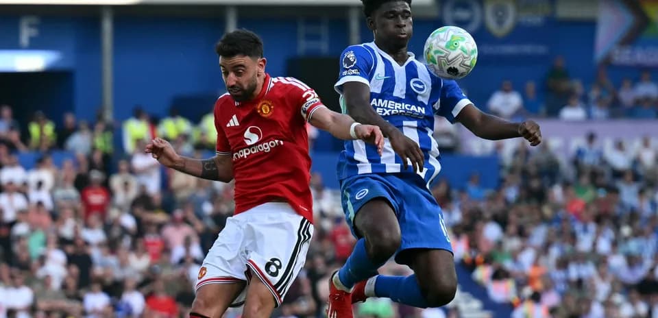 Jugadores de Manchester United y Brighton luchando por el balón