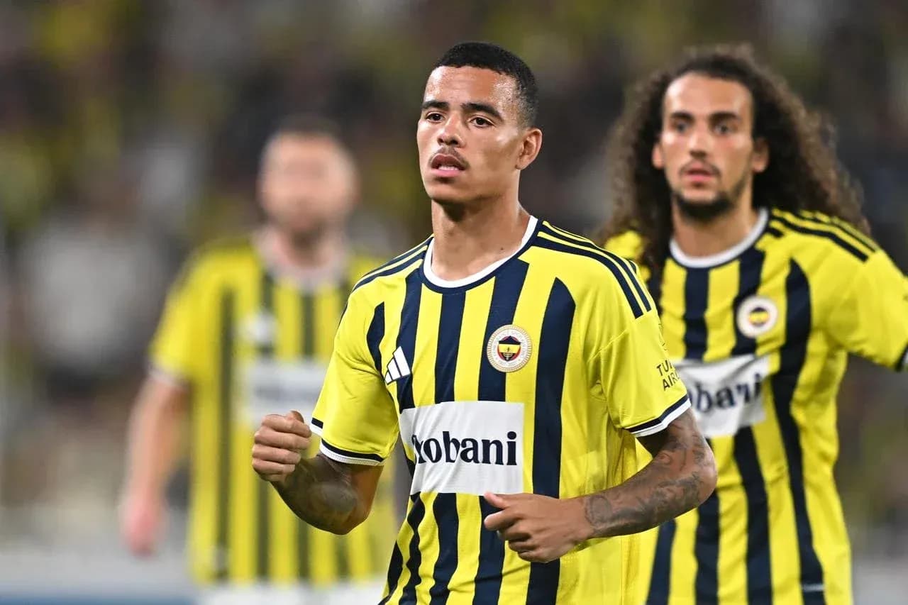 Jugador de Fenerbahçe en acción durante el partido