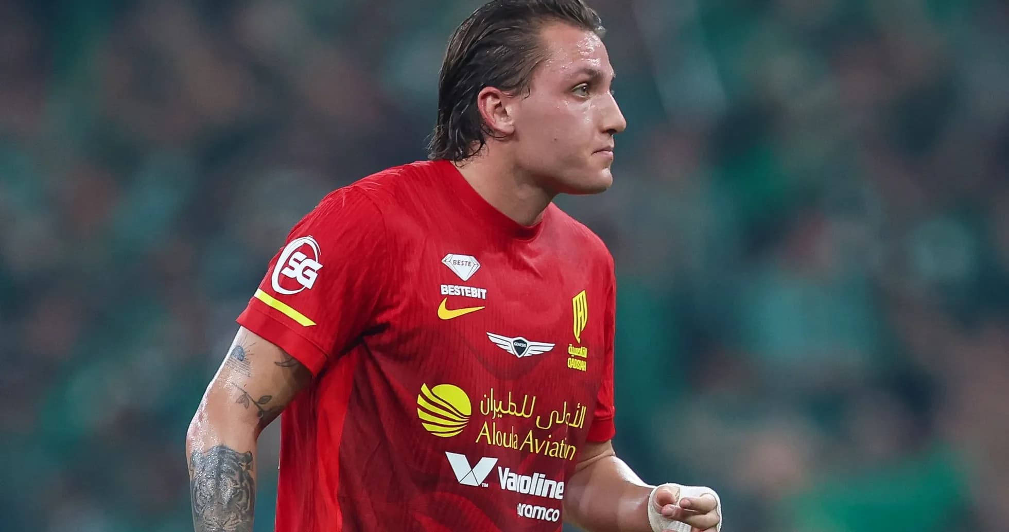 Jugador con camiseta roja durante un partido de fútbol
