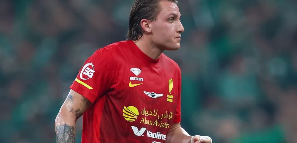 Jugador con camiseta roja durante un partido de fútbol
