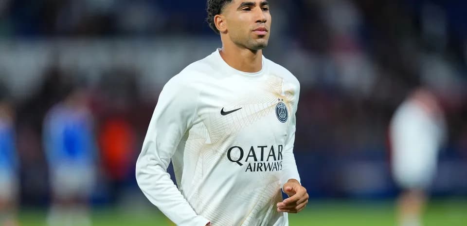 Jugador de PSG en calentamiento antes del partido
