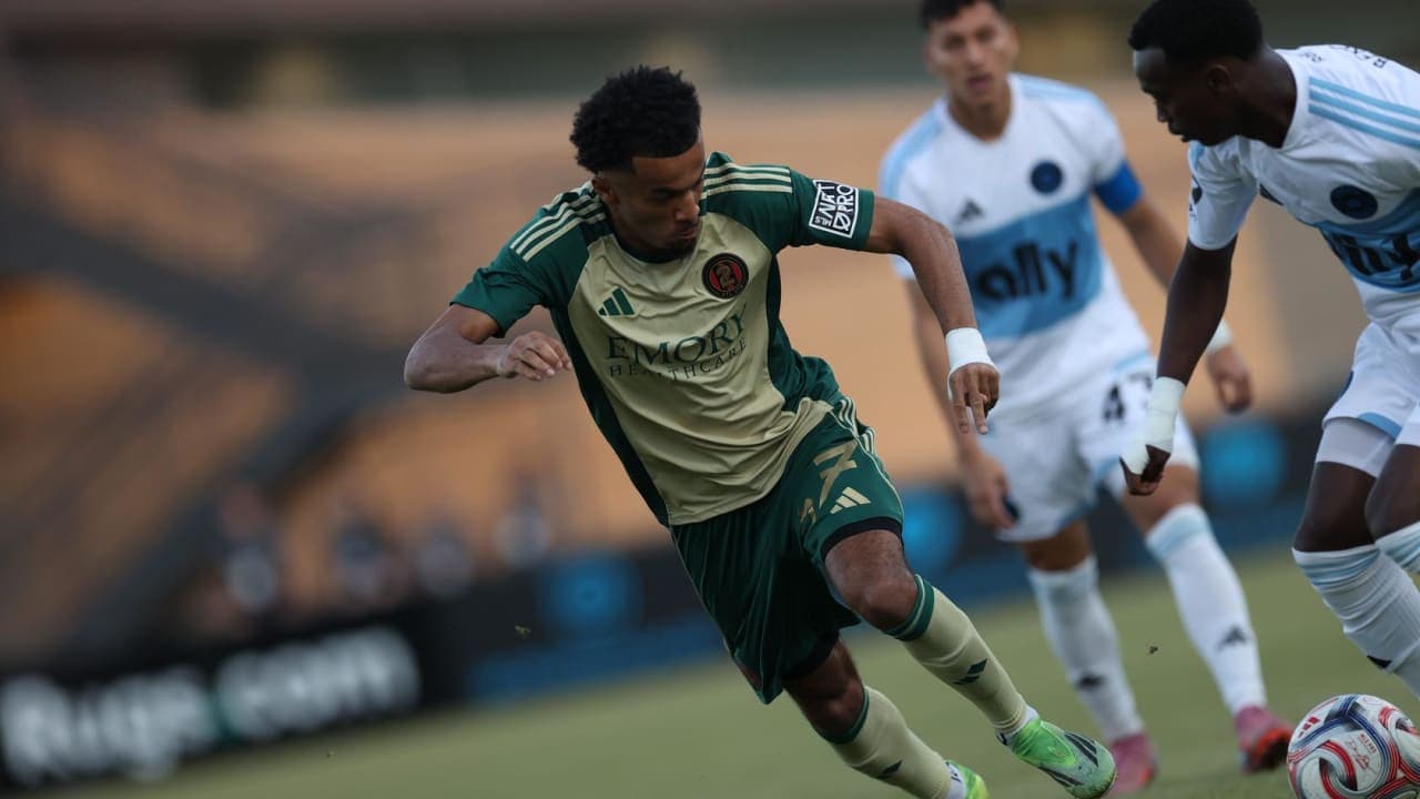Jugador de Atlanta United II driblando en el partido