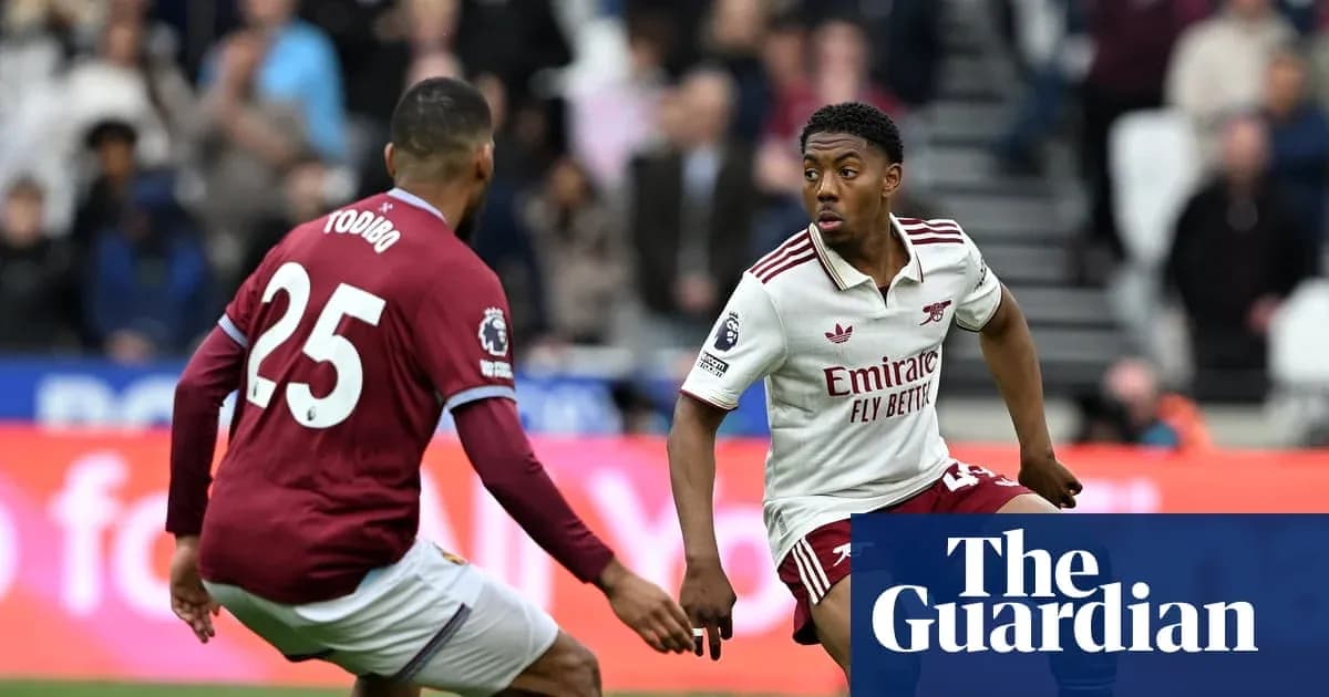 Jugadores de Arsenal y Aston Villa compiten por el balón