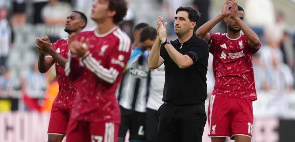 Jugadores de Liverpool aplaudiendo tras el partido