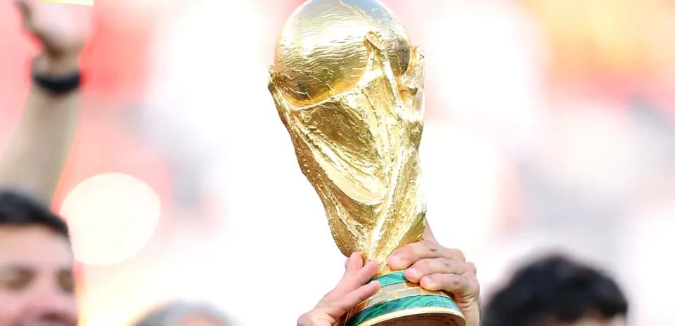 Trofeo de la Copa del Mundo siendo levantado