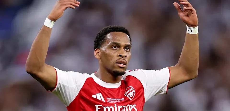 Jugador de Arsenal levantando las manos en señal de protesta