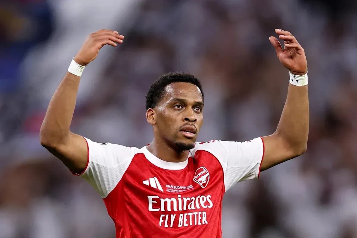 Jugador de Arsenal levantando las manos en señal de protesta